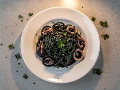 Linguine al Nero di Seppia (ζυμαρικά με μελάνι σουπιάς και καλαμάρι)