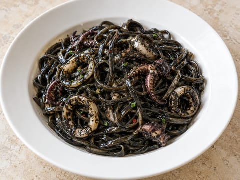 Linguine al Nero di Seppia (Těstoviny se sépiovým inkoustem a sépií) Linguine al Nero di Seppia (Těstoviny se sépiovým inkoustem a sépií)