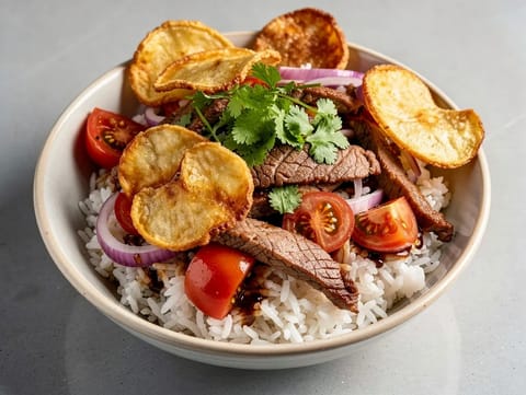 Lomo Saltado Bowl (wokstegt oksekød med ris og pommes frites) Lomo Saltado Bowl (wokstegt oksekød med ris og pommes frites)