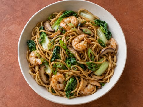 Longevity Noodles (κινέζικα τηγανητά νουντλς σιταριού με γαρίδες και χόρτα) Longevity Noodles (κινέζικα τηγανητά νουντλς σιταριού με γαρίδες και χόρτα)