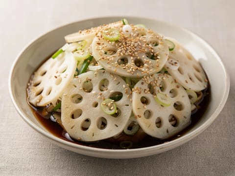 Salade de racine de lotus (plat froid chinois moderne)