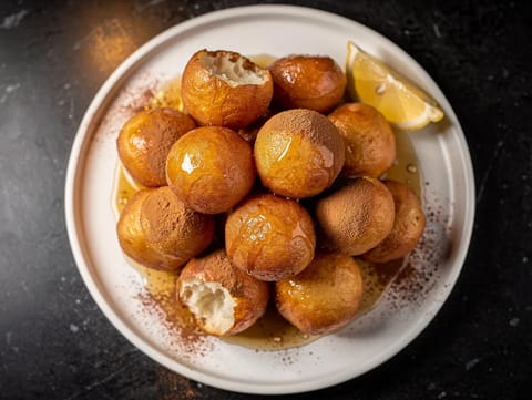 Loukoumades (greckie pączki w miodzie)