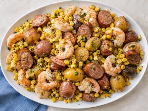 Low Country Boil (Garnelen, Wurst, Mais und Kartoffeln)