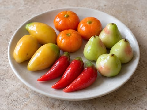 Luk Chup (doces tailandeses de feijão-mungo em forma de fruta) Luk Chup (doces tailandeses de feijão-mungo em forma de fruta)