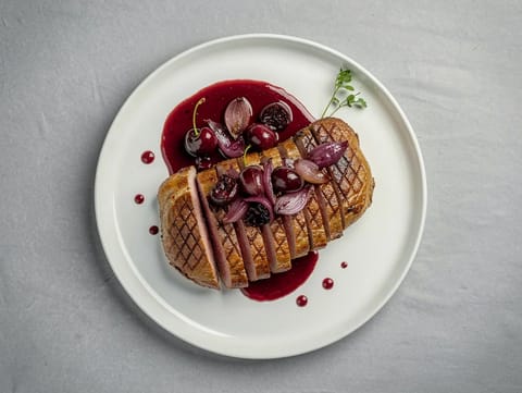 Magret de Canard (pechuga de pato con salsa de cerezas) Magret de Canard (pechuga de pato con salsa de cerezas)