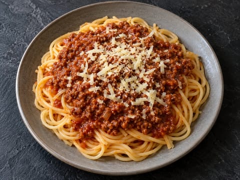 Makaronia me Kima (græsk spaghetti med hakket oksekød og tomatsauce) Makaronia me Kima (græsk spaghetti med hakket oksekød og tomatsauce)