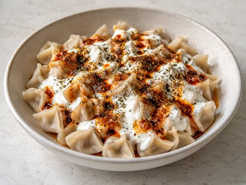 Manti (turecké knedlíčky s jogurtem a paprikovým máslem) Manti (turecké knedlíčky s jogurtem a paprikovým máslem)