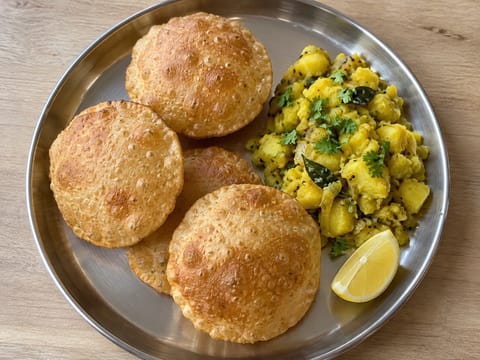 Plateau masala poori festif avec masala de pommes de terre Plateau masala poori festif avec masala de pommes de terre