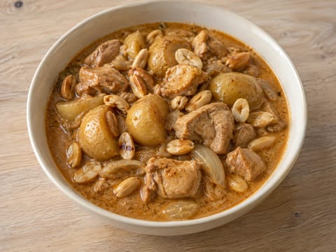 Kari massaman s kuřetem, bramborami a arašídy