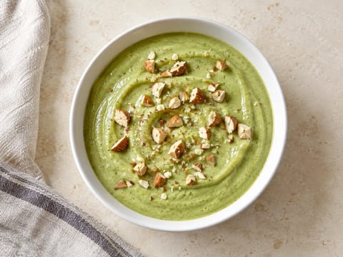 Matcha-, banan- og mandelsmoothiebowl