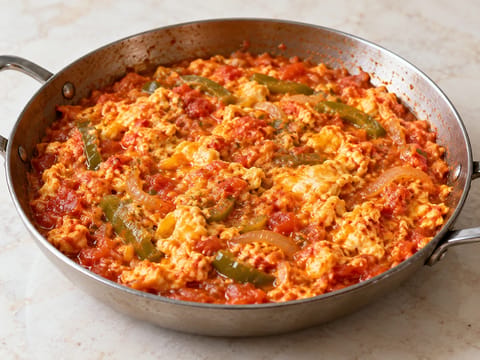 Menemen (uova strapazzate turche con pomodori e peperoni) Menemen (uova strapazzate turche con pomodori e peperoni)