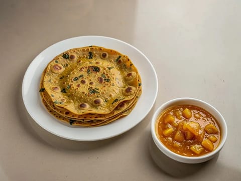 Methi Thepla (galettes gujaraties au fenugrec) avec pickle de mangue