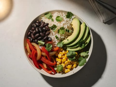Mexicansk veggie burrito bowl med sorte bønner og avocado
