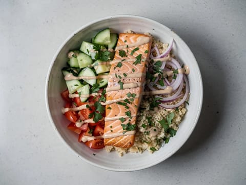 Mellanösterninspirerad laxbowl med couscous och tahinidressing
