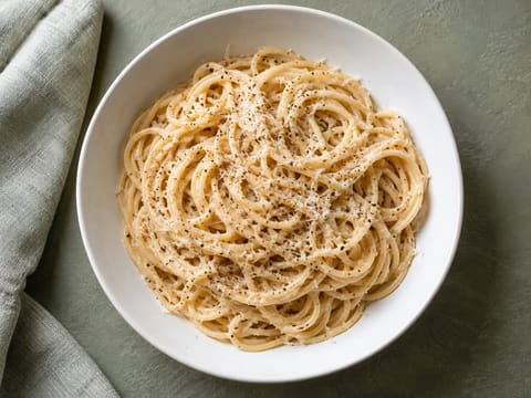 Miso Cacio e Pepe (spagetti pecorinóval, fekete borssal és fehér misóval) Miso Cacio e Pepe (spagetti pecorinóval, fekete borssal és fehér misóval)