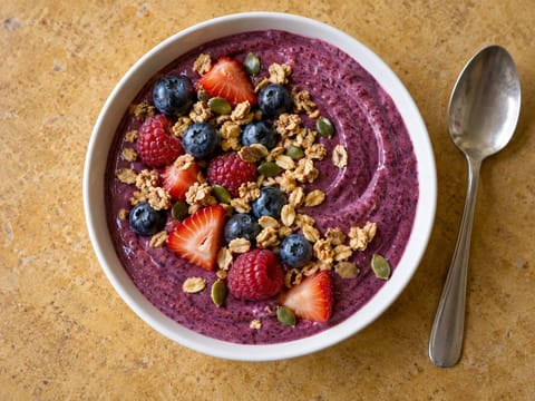 Smoothie bowl cu fructe de pădure mixte Smoothie bowl cu fructe de pădure mixte