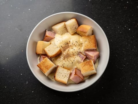 Croque-bowl med skinke og Gruyère-béchamel