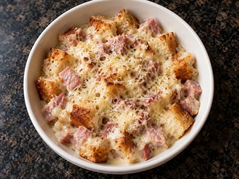 Bol croque cu șuncă și béchamel cu Gruyère Bol croque cu șuncă și béchamel cu Gruyère