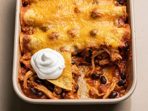 Nowoczesna zapiekanka enchilada (kurczak, czarna fasola i cheddar)