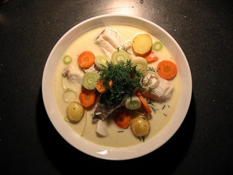 Sopa leve de peixe nórdica com bacalhau, alho-francês e endro Sopa leve de peixe nórdica com bacalhau, alho-francês e endro