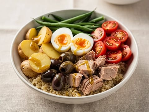 Niçoise Grain Bowl (quinoa med tunfisk, grønnsaker og Dijon-dressing)
