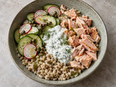 Bowl nordica al salmone con orzo e dressing di skyr all’aneto Bowl nordica al salmone con orzo e dressing di skyr all’aneto