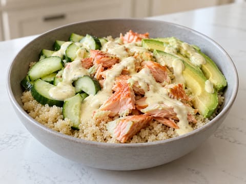 Moderne lakse-grain bowl med quinoa Moderne lakse-grain bowl med quinoa