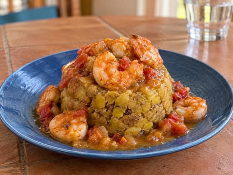 Mofongo con Camarones (puré de banana-da-terra porto-riquenho com camarões) Mofongo con Camarones (puré de banana-da-terra porto-riquenho com camarões)