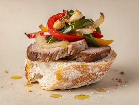 Montadito de Lomo y Pimientos (Smørbrød med svinefilet og paprika) Montadito de Lomo y Pimientos (Smørbrød med svinefilet og paprika)