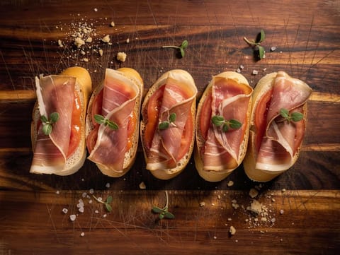 Montaditos de Jamón y Tomate (paahdetut kinkku-tomaattiavovoileivät) Montaditos de Jamón y Tomate (paahdetut kinkku-tomaattiavovoileivät)