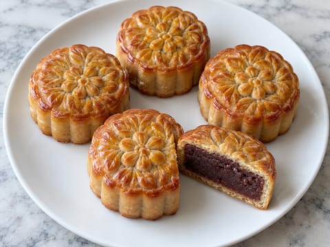 Mooncakes (Bolos Assados com Xarope Dourado e Recheio de Feijão Vermelho) Mooncakes (Bolos Assados com Xarope Dourado e Recheio de Feijão Vermelho)