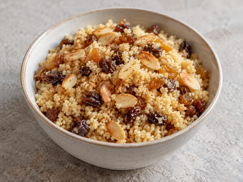 Desert marocan de cușcuș dulce cu stafide și migdale Desert marocan de cușcuș dulce cu stafide și migdale