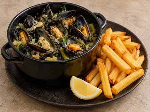Moules-Frites (Muscheln mit Pommes frites) Moules-Frites (Muscheln mit Pommes frites)