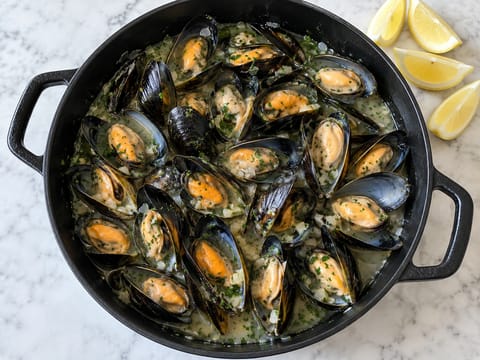 Moules Marinières (Miesmuscheln in Weißwein) Moules Marinières (Miesmuscheln in Weißwein)