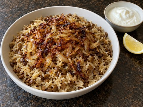 Mujaddara (karamelize soğanlı mercimek ve pilav) Mujaddara (karamelize soğanlı mercimek ve pilav)