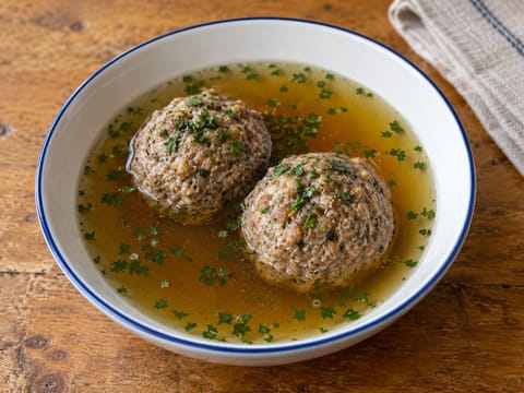 Münchner Leberknödelsuppe (Bayersk suppe med leverboller)
