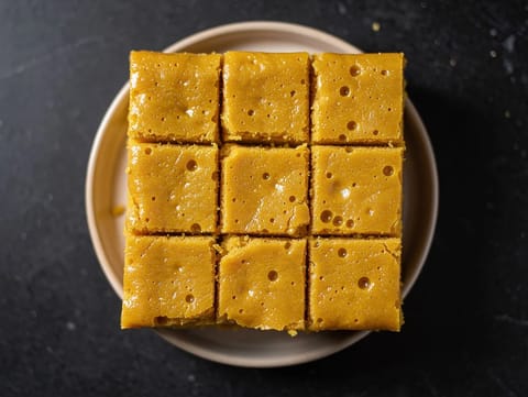 Mysore Pak (fudge di farina di ceci) Mysore Pak (fudge di farina di ceci)