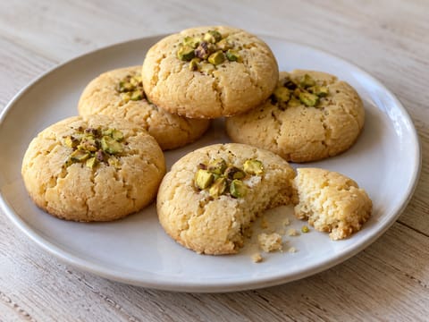 Naan Khatai (biscuiți indieni tip shortbread cu ghee și cardamom) Naan Khatai (biscuiți indieni tip shortbread cu ghee și cardamom)