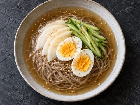 Naengmyeon (kylmät tattarinuudelit) Naengmyeon (kylmät tattarinuudelit)