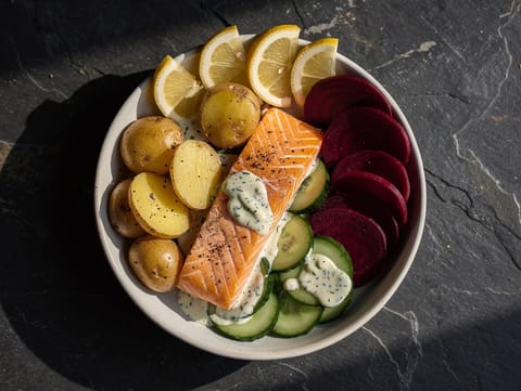 Nordisk laksebolle med dill og sennepsyoghurtdressing
