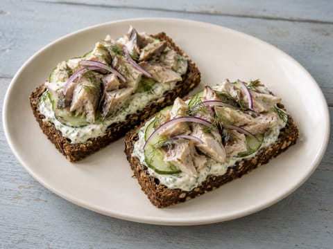 Åpen makrellsmørbrød på rug med crème fraîche