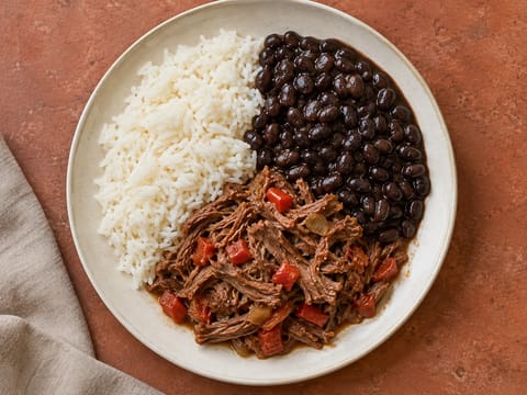 Pabellón Criollo (venezuelansk ris, bønner og oksekød) Pabellón Criollo (venezuelansk ris, bønner og oksekød)