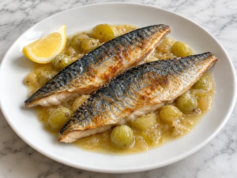 Pannulla paistettu makrilli karviaiskastikkeella Pannulla paistettu makrilli karviaiskastikkeella