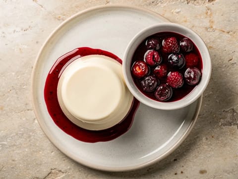 Panna Cotta (italiensk flødedessert) med bærkompot