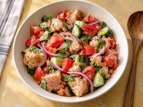 Panzanella (toscanalainen leipäsalaatti) Panzanella (toscanalainen leipäsalaatti)