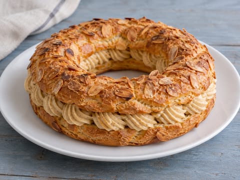 Paris-Brest (tuulihattutaikinarenkaus praliinikreemillä)