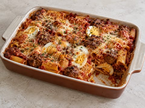 Pasta al Forno Pugliese (ovenschotel met pasta, gehaktballetjes en eieren)