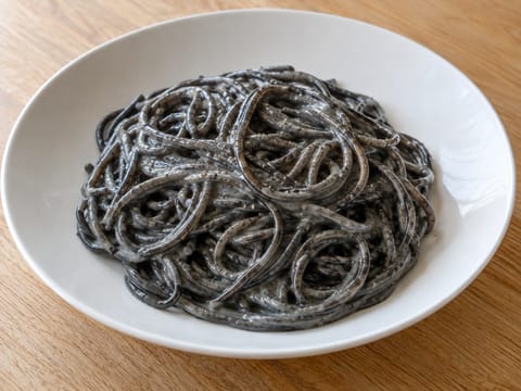 Pasta alla Cenere (Spaghetti mit Tintenfisch-Tinte und Gorgonzola-Soße)
