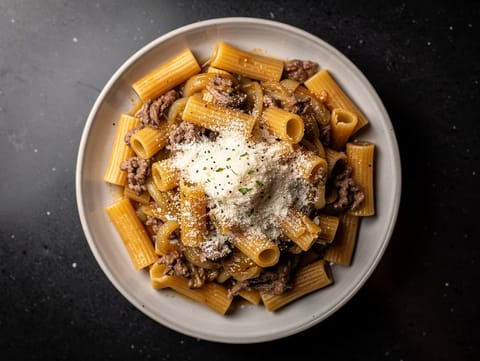 Pasta alla Genovese Campana (pitkään haudutettu sipuli-nautapasta) Pasta alla Genovese Campana (pitkään haudutettu sipuli-nautapasta)