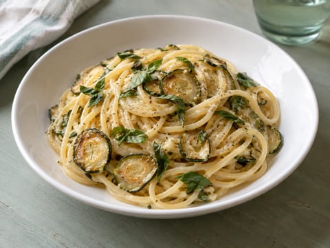 Pasta alla Nerano (ζυμαρικά με κολοκυθάκια, προβολόνε και βασιλικό) Pasta alla Nerano (ζυμαρικά με κολοκυθάκια, προβολόνε και βασιλικό)